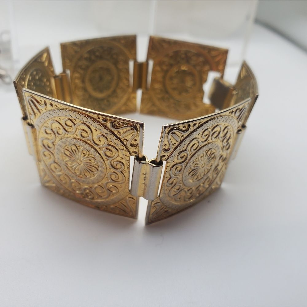 Kings mistress intricate carved‎ gold toned bracelet B0328